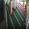Ist. Tangkap layar rekaman CCTV aksi pencurian kotak amal di sebuah masjid di wilayah Cibeunying Kaler, Kota Bandung. Istimewa.