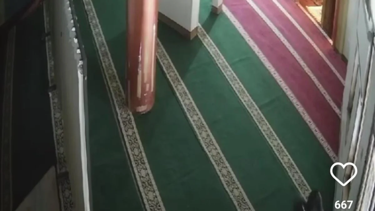 Ist. Tangkap layar rekaman CCTV aksi pencurian kotak amal di sebuah masjid di wilayah Cibeunying Kaler, Kota Bandung. Istimewa.