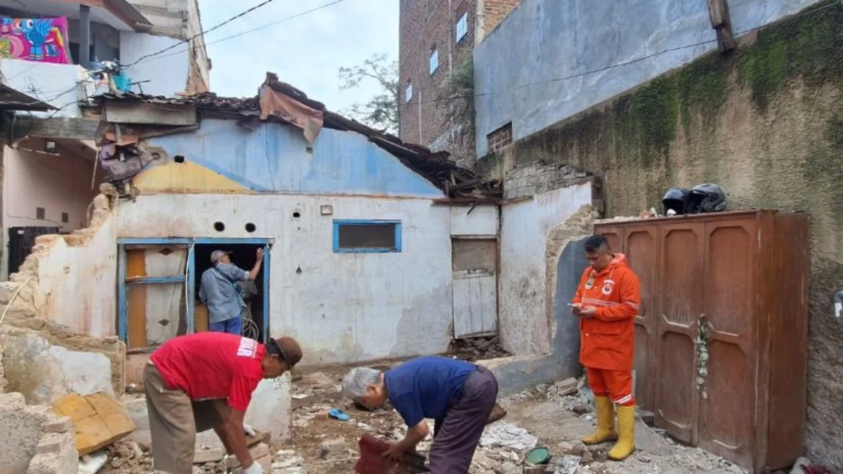 Porak-poranda Bandung Barat Dikepung Bencana di Akhir Februari 2025 Petugas BPBD Bandung Barat dibantu warga saat mengevakuasi material rumah hancur akibat bencana. Dok BPBD KBB