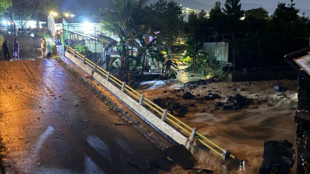 Jembatan amblas di Cisarua Bogor/Foto: Istimewa