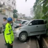 Unit Gakkum Satlantas Polres Sumedang ketika melakukan pendataan serta pengamanan barang di TKP tabrakan beruntun di Jalan Raya Simpang-Parakanmuncang, tepatnya Depan Ponok Pesantren Asy-Syifa, wilayah Desa Haurngombong, Kecamatan Pamulihan, Kabupaten Sumedang. (Istimewa)