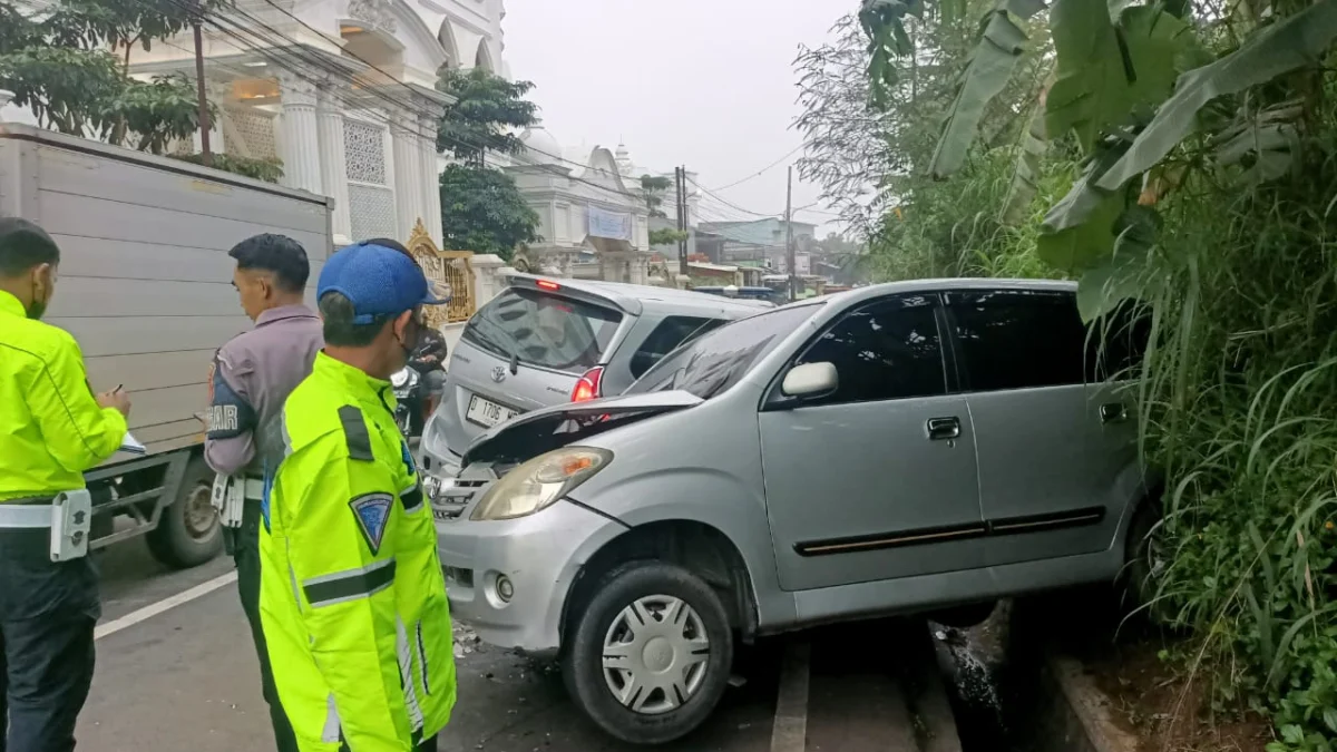Unit Gakkum Satlantas Polres Sumedang ketika melakukan pendataan serta pengamanan barang di TKP tabrakan beruntun di Jalan Raya Simpang-Parakanmuncang, tepatnya Depan Ponok Pesantren Asy-Syifa, wilayah Desa Haurngombong, Kecamatan Pamulihan, Kabupaten Sumedang. (Istimewa)