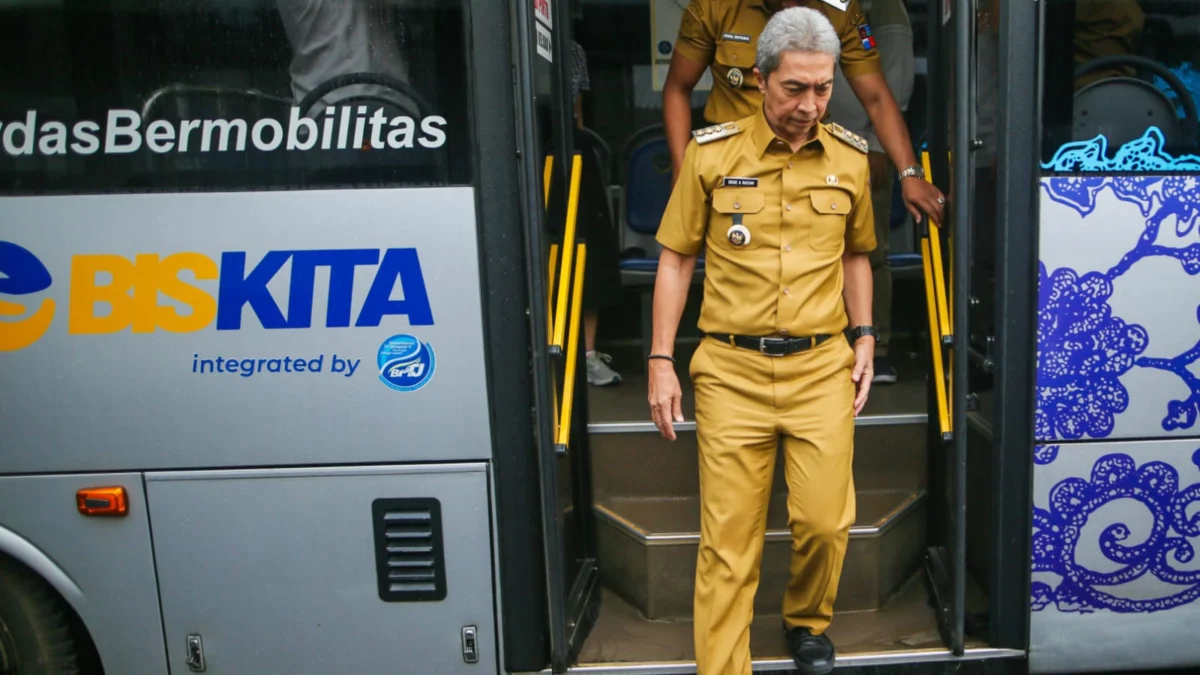 Dedie Rachim Tegaskan Komitmen Pemkot Bogor Segera Operasionalkan BisKita dalam Waktu Dekat Wali Kota Bogor, Dedie A. Rachim saat meninjau kondisi BisKita Trans Pakuan di Pool BisKita Bubulak, Kecamatan Bogor Badat. (Yudha Prananda / Jabar Ekspres)