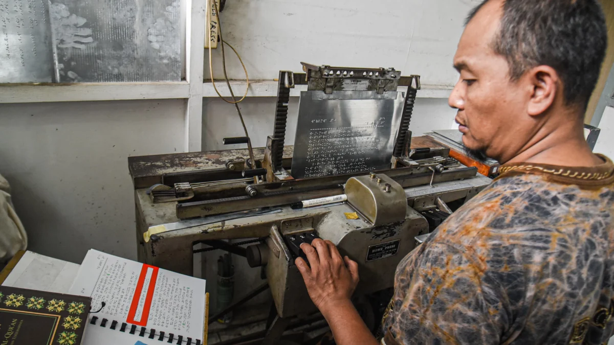 Pekerja memproduksi lembaran Al Quran Braille sedang di Percetakan Yayasan Penyantun Wyata Guna, Kota Bandung, beberapa waktu lalu. Foto: Dimas Rachmatsyah / Jabar Ekspres