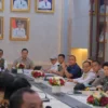 Wakil Gubernur Jawa Barat Erwan Setiawan mendampingi Menteri Koordinator Bidang Pembangunan Manusia dan Kebudayaan Pratikno dan Menko Bidang Infrastruktur dan Pembangunan Kewilayahan Agus Harimurti Yudhoyono menyambangi korban terdampak banjir di Kota Bekasi, Kamis (6/3/2025).(Foto: Biro Adpim Jabar)