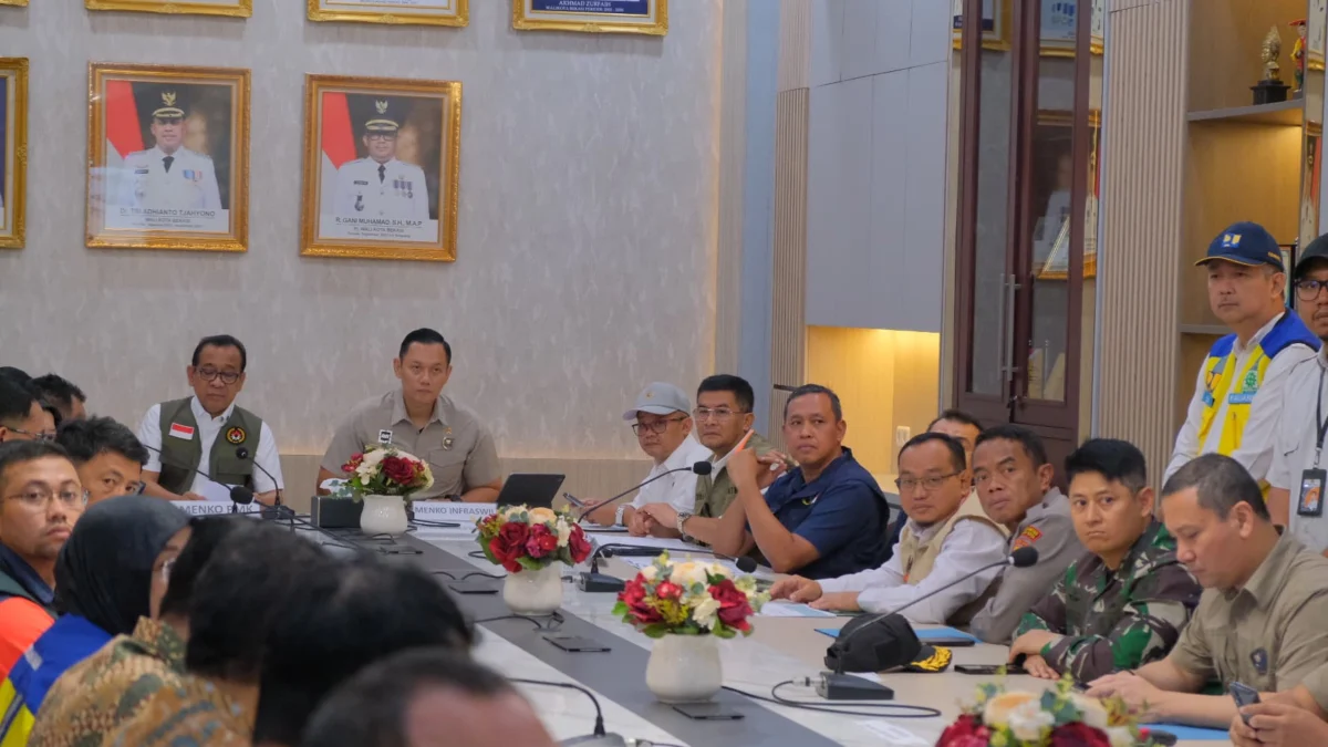 Wakil Gubernur Jawa Barat Erwan Setiawan mendampingi Menteri Koordinator Bidang Pembangunan Manusia dan Kebudayaan Pratikno dan Menko Bidang Infrastruktur dan Pembangunan Kewilayahan Agus Harimurti Yudhoyono menyambangi korban terdampak banjir di Kota Bekasi, Kamis (6/3/2025).(Foto: Biro Adpim Jabar)