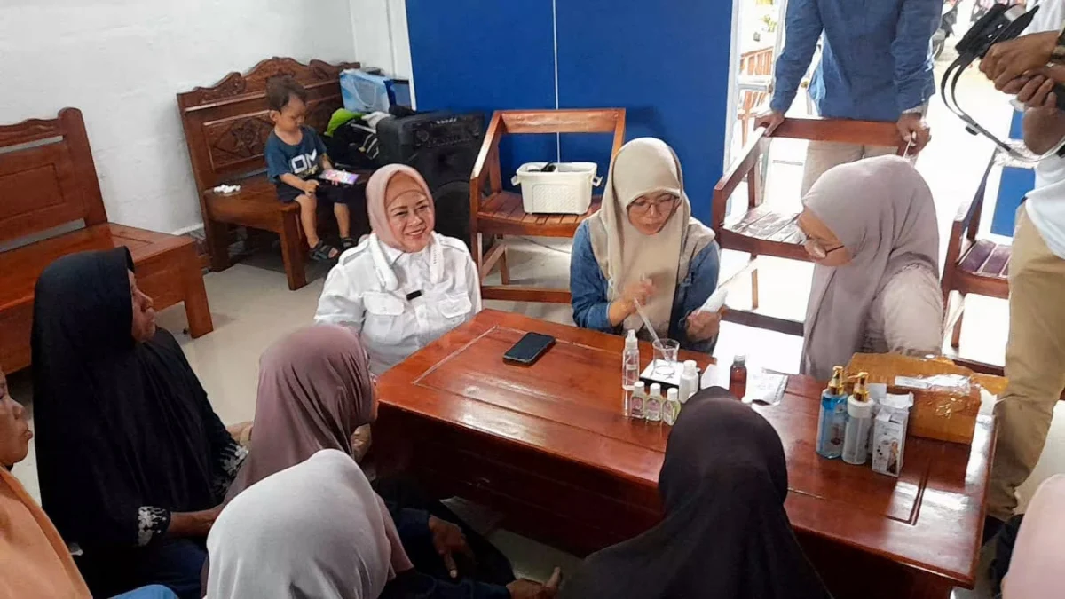 Anggota DPRD Jabar Gelar Roadshow Kesehatan dan Pelatihan Ekonomi di Banjar Anggota Komisi III DPRD Jawa Barat dari Daerah Pemilihan (Dapil) XIII, Hj. Tina Wiryawati, SH, MM (kemeja putih) menggelar pelatihan pembuatan minyak telon di Dusun Sindangmulya, Desa Kujangsari Kota Banjar, Kamis 6 Maret 2025. (Cecep Herdi/Jabar Ekspres)