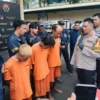Tiga Pelaku Bekal Denga Modus Bisnis Kelapa saat Diringkus Polres Cimahi. (Mong / Jabar Ekspres)