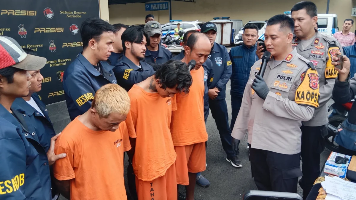 Tiga Pelaku Bekal Denga Modus Bisnis Kelapa saat Diringkus Polres Cimahi. (Mong / Jabar Ekspres)