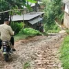 Kondisi Jalan Poros Tegalega Badogol, Desa Cilangari, Kecamatan Gununghalu, Kabupaten Bandung Barat rusak parah. Dok Jabar Ekspres/Suwitno