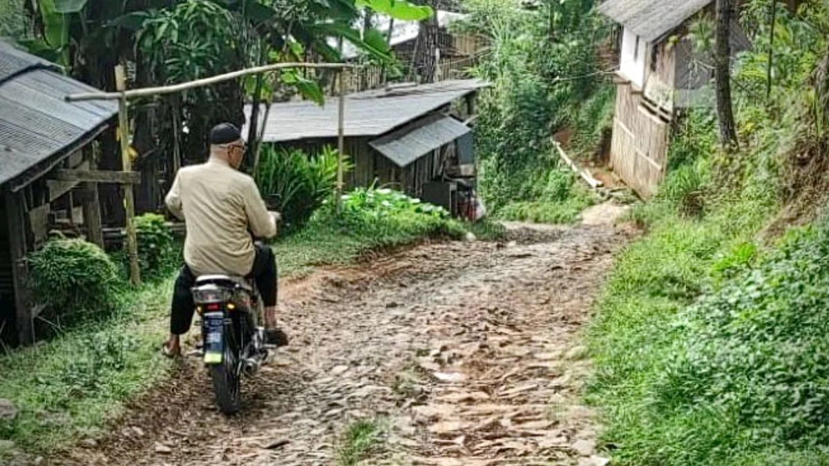 DPRD Bandung Barat Minta Efisiensi Tak Kurangi Proyek Pembangunan Jalan: Itu kan Urgen Kondisi Jalan Poros Tegalega Badogol, Desa Cilangari, Kecamatan Gununghalu, Kabupaten Bandung Barat rusak parah. Dok Jabar Ekspres/Suwitno