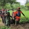 Tim SAR Gabungan saat mengevakuasi jenazah korban terseret arus di Sungai Cisanggarung, tepatnya di wilayah Desa Bojongnegara Kecamatan Ciledug, Kabupaten Cirebon. (Kantor SAR Bandung for Jabar Ekspres)