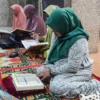 Mengaji Tanpa Batas: Bandung Dorong Pemberantasan Buta Huruf Al-Qur’an Warga mengaji kitab suci Al Quran di Masjid Mungsolkanas, Kota Bandung, Jum'at (7/3). Foto: Dimas Rachmatsyah / Jabar Ekspres