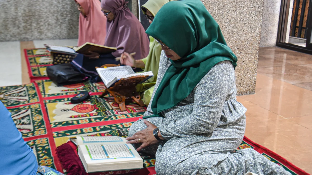 Warga mengaji kitab suci Al Quran di Masjid Mungsolkanas, Kota Bandung, Jum'at (7/3). Foto: Dimas Rachmatsyah / Jabar Ekspres