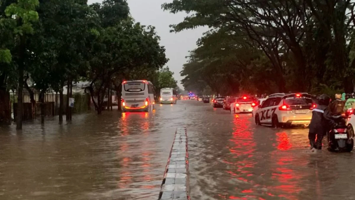 Potret banjir yang tengah melanda kawasan Gedebage, Jumat (7/3). (Sadam Husen / Jabar Ekspres)