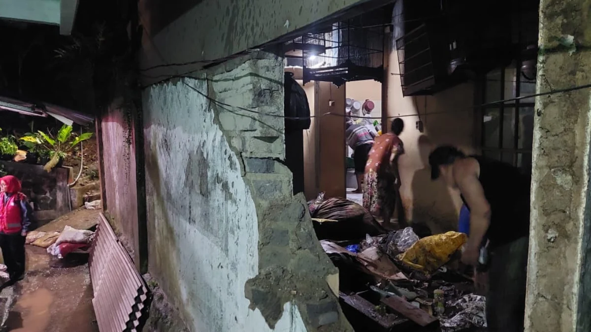 Kondisi Rumah Warga yang Jebol Usai Diterjang Air dan Hujan Deras di Kampung Cireundeu, Cimahi Selatan. (Mong / Jabar Ekspres)