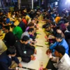 Ratusan umat islam menyantap takjil saat berbuka puasa bersama di Masjid Al Lathiif, Jalan Saninten, Kota Bandung, Jumat (7/3). Foto: Dimas Rachmatsyah / Jabar Ekspres