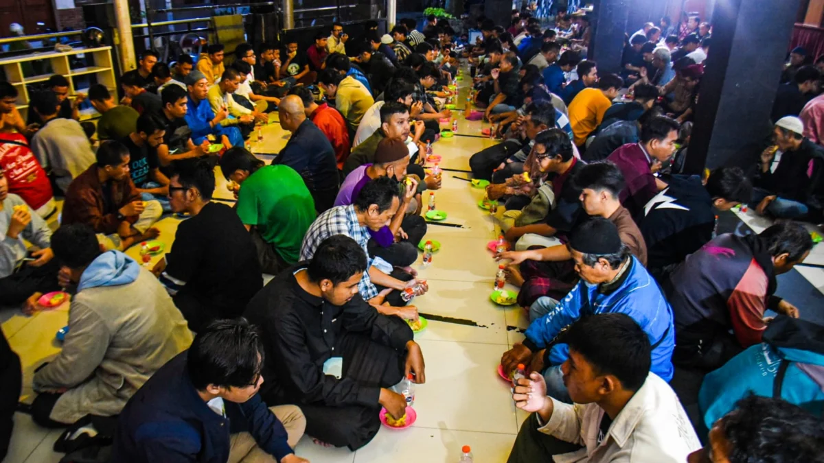 Ratusan umat islam menyantap takjil saat berbuka puasa bersama di Masjid Al Lathiif, Jalan Saninten, Kota Bandung, Jumat (7/3). Foto: Dimas Rachmatsyah / Jabar Ekspres