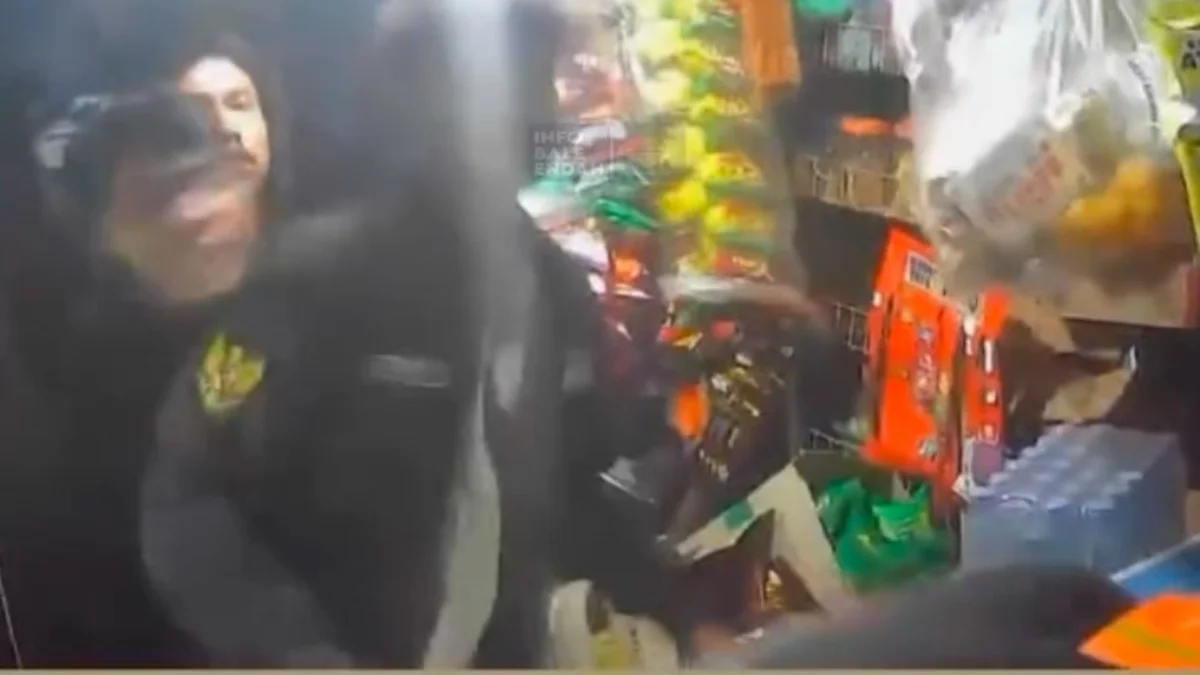 Tiga OTK yang melakukan penganiayaan kepada seorang pemuda di sebuah warung di Baleendah, Kabupaten Bandung. Foto Tangkapan Layar.