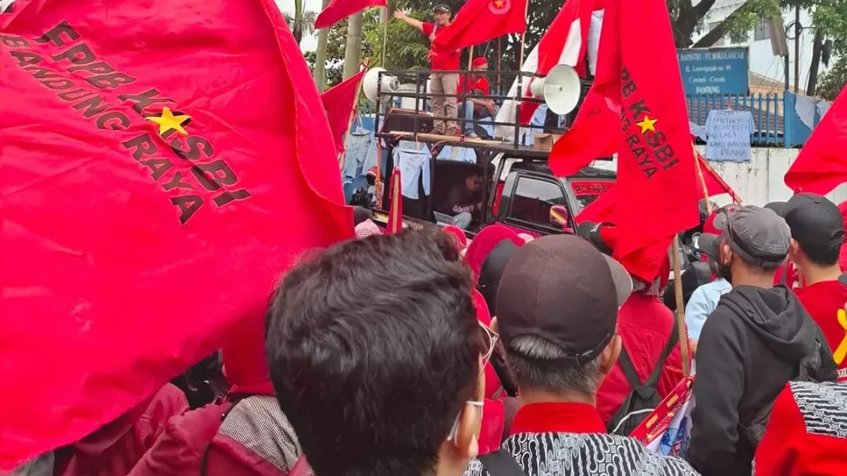Buntut PHK Massal PT Bapintri Berujung Kesepakatan, Eks Karyawan Terima Pesangon Dicicil 24 Kali Ilustrasi Pendemo korban PHK