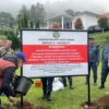 Plang penyegelan terpasang di vila kawasan Puncak Bogor. Foto: Sandika / Jabar Ekspres