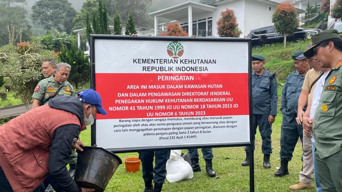 Plang penyegelan terpasang di vila kawasan Puncak Bogor. Foto: Sandika / Jabar Ekspres