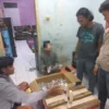 Polisi berhasil mengamankan ratusan botol berisi minuman beralkohol, Minggu (9/3/2025). (Istimewa)