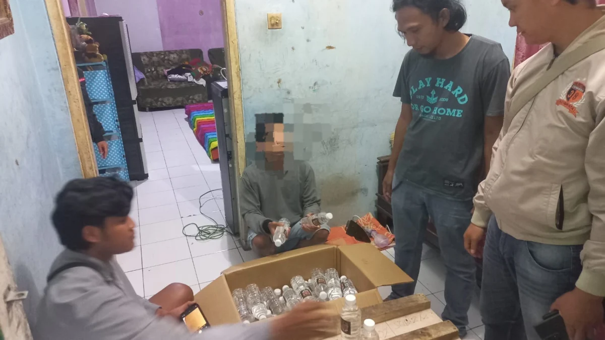Polisi berhasil mengamankan ratusan botol berisi minuman beralkohol, Minggu (9/3/2025). (Istimewa)
