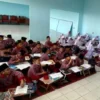 Ilustrasi seorang tenaga honorer pendidikan tengah memberikan materi pelajaran kepada siswa dan siswi sekolah dasar di Bandung Barat. Dok Jabar Ekspres