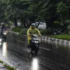 Pemkab Bandung Imbau Warga Waspadai Potensi Bencana Hidrometeorologi Akibat Cuaca Ekstrem Seorang pengendara motor melintas di Jalan Prabu Dimuntur, Kota Bandung saat cuaca hujan, Senin (10/3). Foto: Dimas Rachmatsyah / Jabar Ekspres