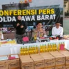 Dok. Konferensi pers Polda Jabar soal pengungkapan kasus Minyakita di wilayah Subang. Senin (10/3). Foto. Sandi Nugraha / Jabar Ekspres