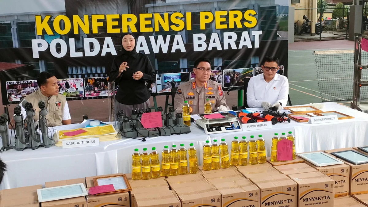 Bongkar Praktik Penjualan dan Produksi MinyaKita Ilegal, Polda Jabar Bekuk Satu Pelaku di Kasomalang Subang Dok. Konferensi pers Polda Jabar soal pengungkapan kasus Minyakita di wilayah Subang. Senin (10/3). Foto. Sandi Nugraha / Jabar Ekspres