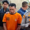 Terduga pelaku kasus pengurangan MinyaKita, TRM, tertunduk saat dihadirkan dalam press release, Senin (10/3). Foto: Sandika / Jabar Ekspres