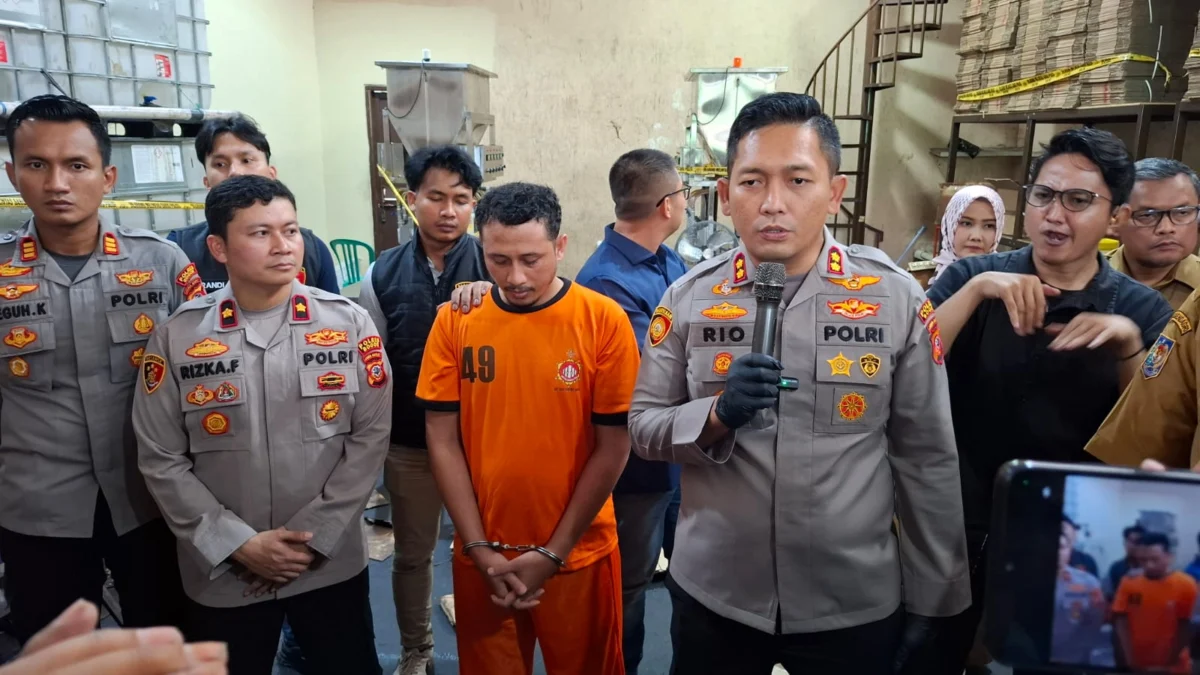 Produksi MinyaKita Ilegal 8 Ton Per Hari, Pelaku Terancam Pidana 5 Tahun hingga Denda Rp10 Miliar! Terduga pelaku kasus pengurangan MinyaKita, TRM, tertunduk saat dihadirkan dalam press release, Senin (10/3). Foto: Sandika / Jabar Ekspres