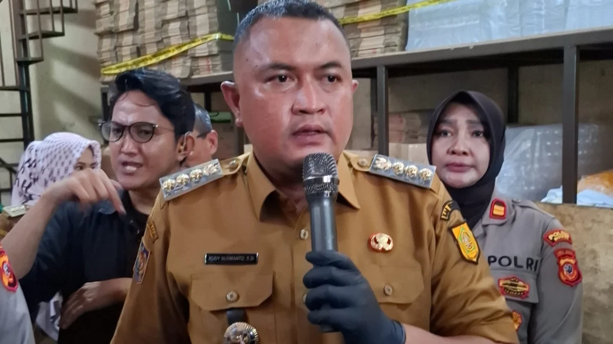 Bupati Bogor Rudy Susmanto mengapresiasi tindakan Polres yang mengungkap kasus produksi hingga pengedaran MinyaKita Palsu, Senin (10/3). (Foto: Sandika / Jabar Ekspres)
