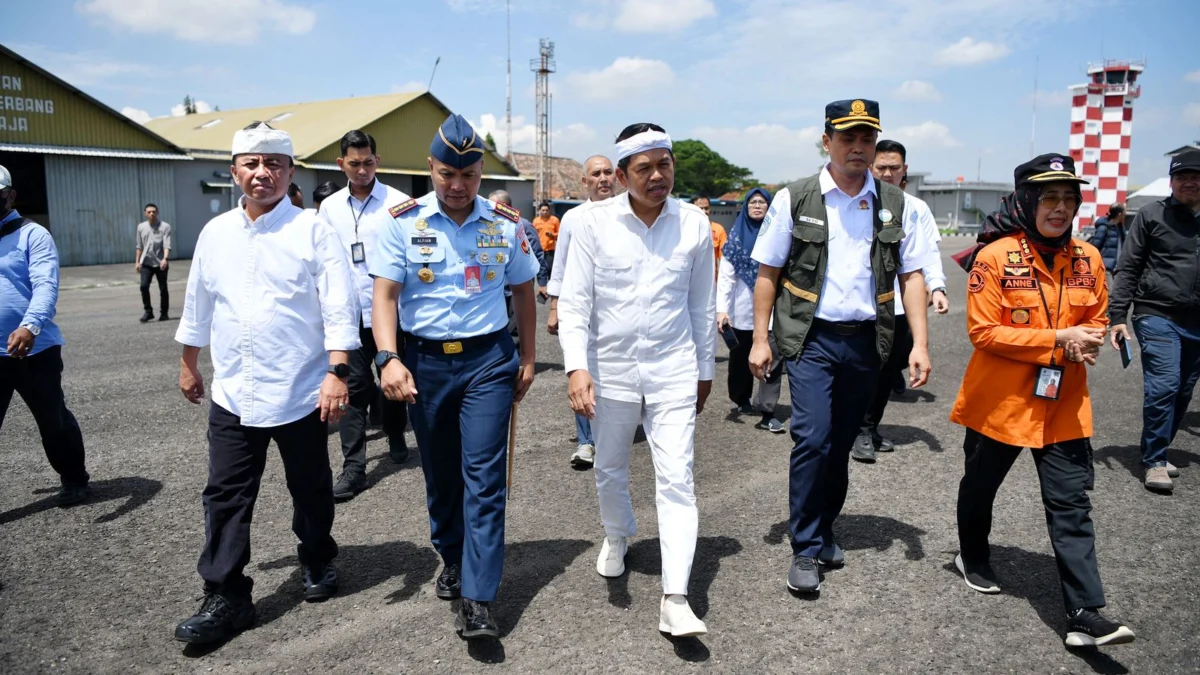 Gubernur Jabar Dedi Mulyadi menyaksikan pesawat khusus yang sedang lepas landas dalam rangka operasi modifikasi cuaca di Lanud Husein Sastranegara, Kota Bandung, Selasa (11/3/2025).(RizalFs/Dokpim Jabar)