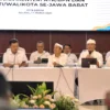 Gubernur Jawa Barat Dedi Mulyadi bersama Menteri ATR/BPN Nusron Wahid memimpin rapat koordinasi yang dihadiri 27 bupati dan wali kota membahas tata ruang Jawa Barat di Balaikota Depok, Selasa (11/3/2025).