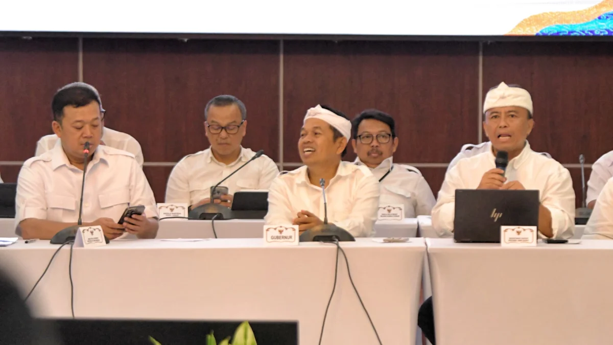 Gubernur Jawa Barat Dedi Mulyadi bersama Menteri ATR/BPN Nusron Wahid memimpin rapat koordinasi yang dihadiri 27 bupati dan wali kota membahas tata ruang Jawa Barat di Balaikota Depok, Selasa (11/3/2025).