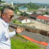 Wakil Wali Kota Bogor, Jenal Mutaqin saat meninjau ke lokasi jalan amblas di kawasan Batutulis, Bogor Selatan, Rabu (12/3). (Yudha Prananda / Jabar Ekspres)