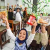 Luhut Tekankan Pentingnya Audit 3 Bulan Sekali untuk Keberhasilan Program Makan Bergizi Gratis Sejumlah pelajar menunjukkan menu program Makan Bergizi Gratis (MBG) di bulan ramadhan yang mengalami penyesuaian di SDN 257 Pelita, Jalan Rajamantri Kidul, Kota Bandung, beberapa waktu lalu. Foto: Dimas Rachmatsyah / Jabar Ekspres