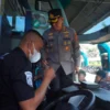 Kapolresta Bandung Kombes Pol Aldi Subartono saat melakukan ramp check kendaraan bus di Katapang Kabupaten Bandung, Jumat (14/3). Foto Agi