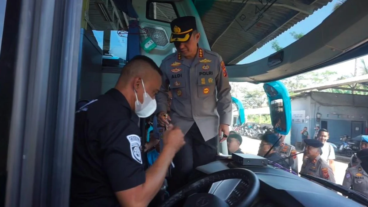 Kapolresta Bandung Kombes Pol Aldi Subartono saat melakukan ramp check kendaraan bus di Katapang Kabupaten Bandung, Jumat (14/3). Foto Agi