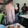 Warung makan yang buka saat siang hari terciduk tim patroli gabungan dari Kepolisian dan Satpol PP Kota Banjar baru-baru ini. (Foto: Istimewa)