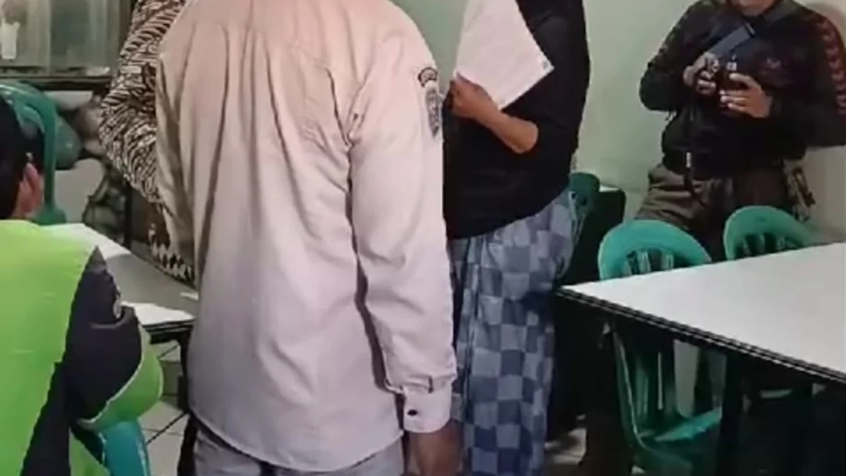 Puluhan Rumah Makan di Kota Banjar Terciduk Buka Saat Puasa Warung makan yang buka saat siang hari terciduk tim patroli gabungan dari Kepolisian dan Satpol PP Kota Banjar baru-baru ini. (Foto: Istimewa)