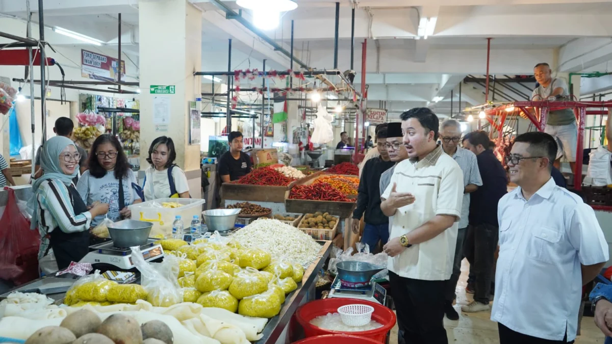 Timbulkan Persaingan Antar Pedagang Pasar, Komisi II DPRD Kota Bogor Desak Kejelasan Pengelolaan Ilustrasi: Jajaran Komisi II DPRD Kota Bogor saat meninjau Pasar Jambu Dua belum lama ini. (Yudha Prananda / Jabar Ekspres)