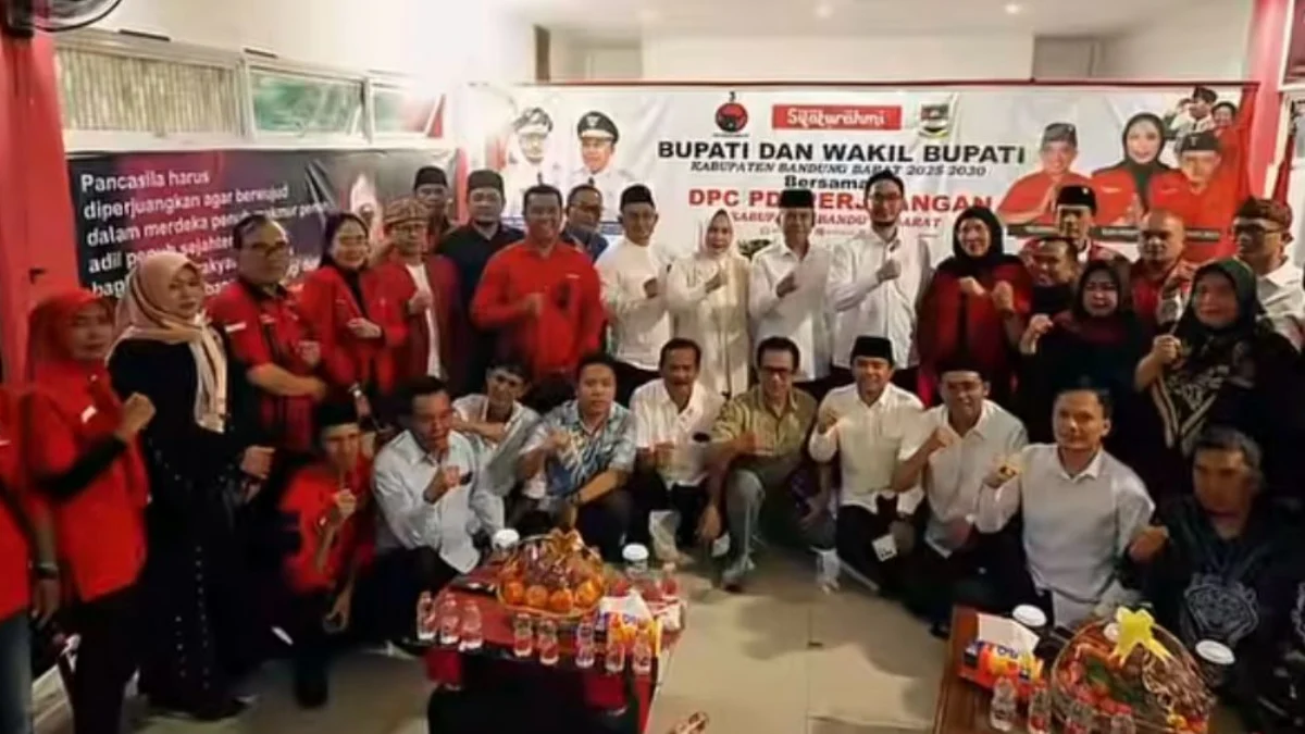 Bupati serta Wakil Bupati Bandung Barat, Jeje Ritchie Ismail dan Asep Ismail saat melakukan safari politik ke DPC PDIP di Kecamatan Ngamprah. Dok istimewa