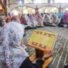 Sejumlah warga lansia membaca kitab suci Al Quran saat mengikuti pesantren di Pusat Dakwah Islam (Pusdai), Kota Bandung, Jum'at (14/3). Foto: Dimas Rachmatsyah / Jabar Ekspres