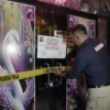 Pol PP Kota Bogor saat menyegel salah satu THM yang beroperasional di bulan Ramadan. (Yudha Prananda / Jabar Ekspres)