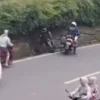 Ilustrasi petugas patwal pepet pengendara motor jingga jatuh/foto: Istimewa/