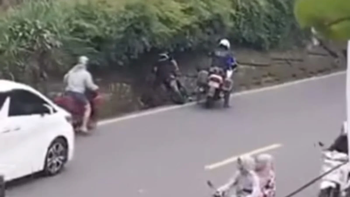 Ilustrasi petugas patwal pepet pengendara motor jingga jatuh/foto: Istimewa/